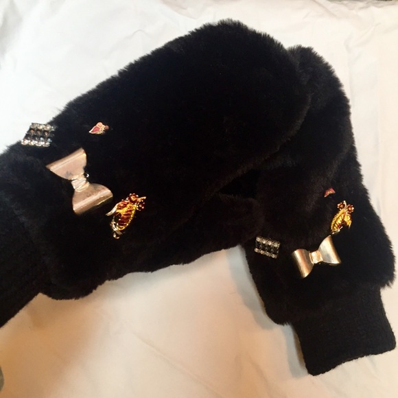 Audrey Faux Fur Vintage Brooch Embellished Mittens - Picture 5 of 8